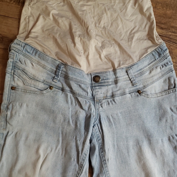 Distressed jean capris (maternity) - Picture 2 of 4